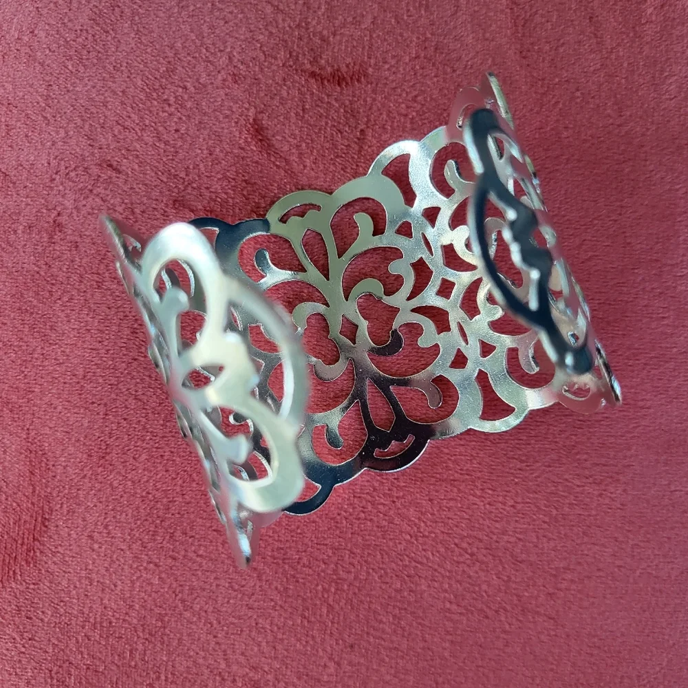 GORGEOUS BRAND NEW SILVER SCROLL CUFF INTRiCATE AND ORNATE - Picture 4 of 6